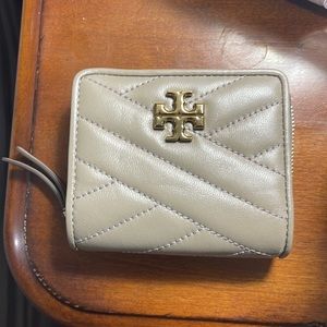 TORY BURCH Kira Chevron Quilted Bifold Wallet Gray Heron
